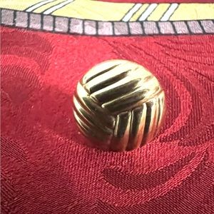 One single 14K yellow gold stud earring